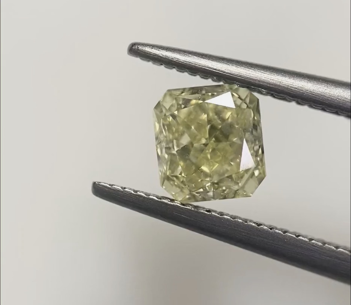 1.02ct Radiant SINGLE image 2 of 3