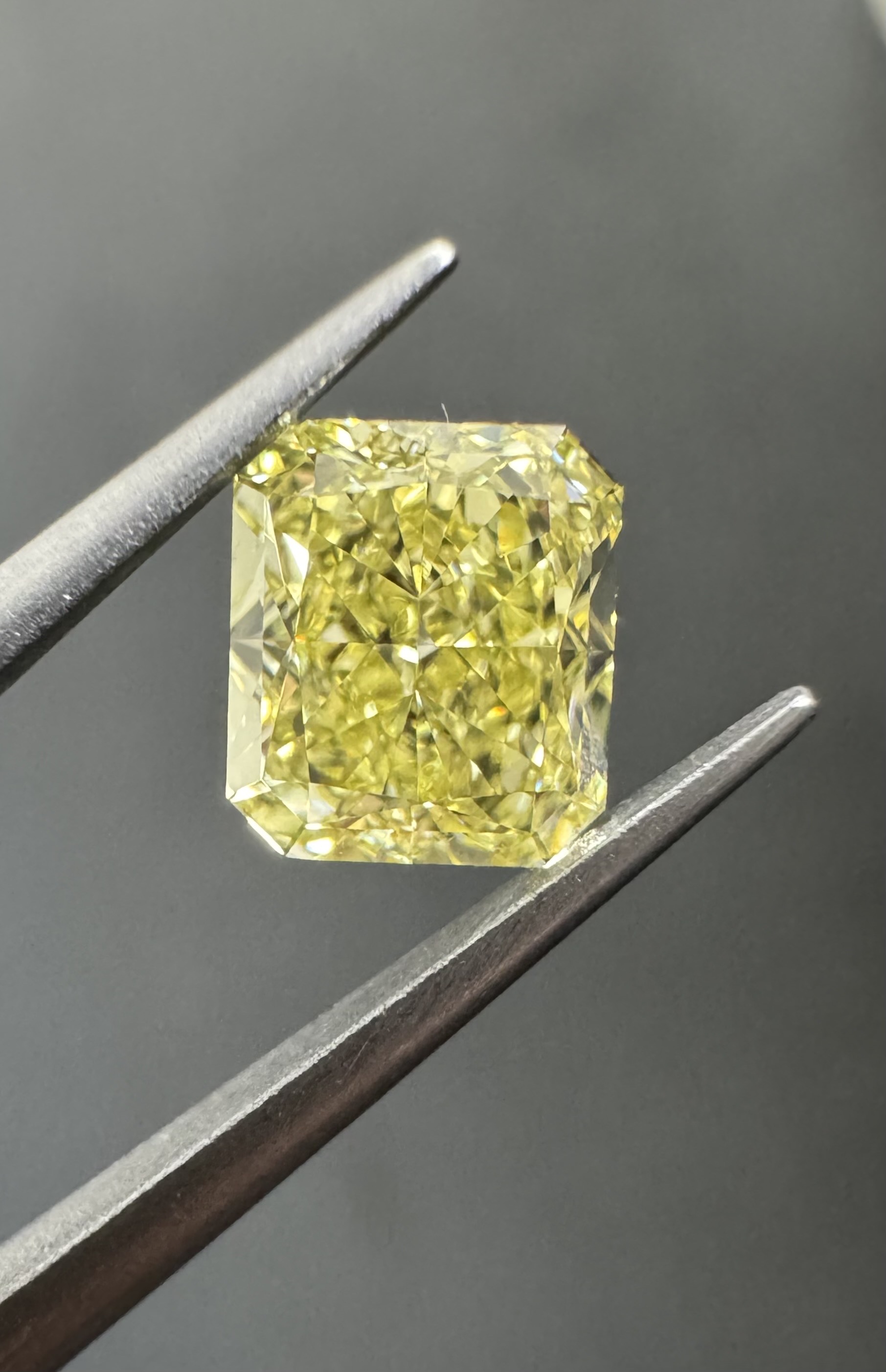 1.04ct Radiant SINGLE image 2 of 3