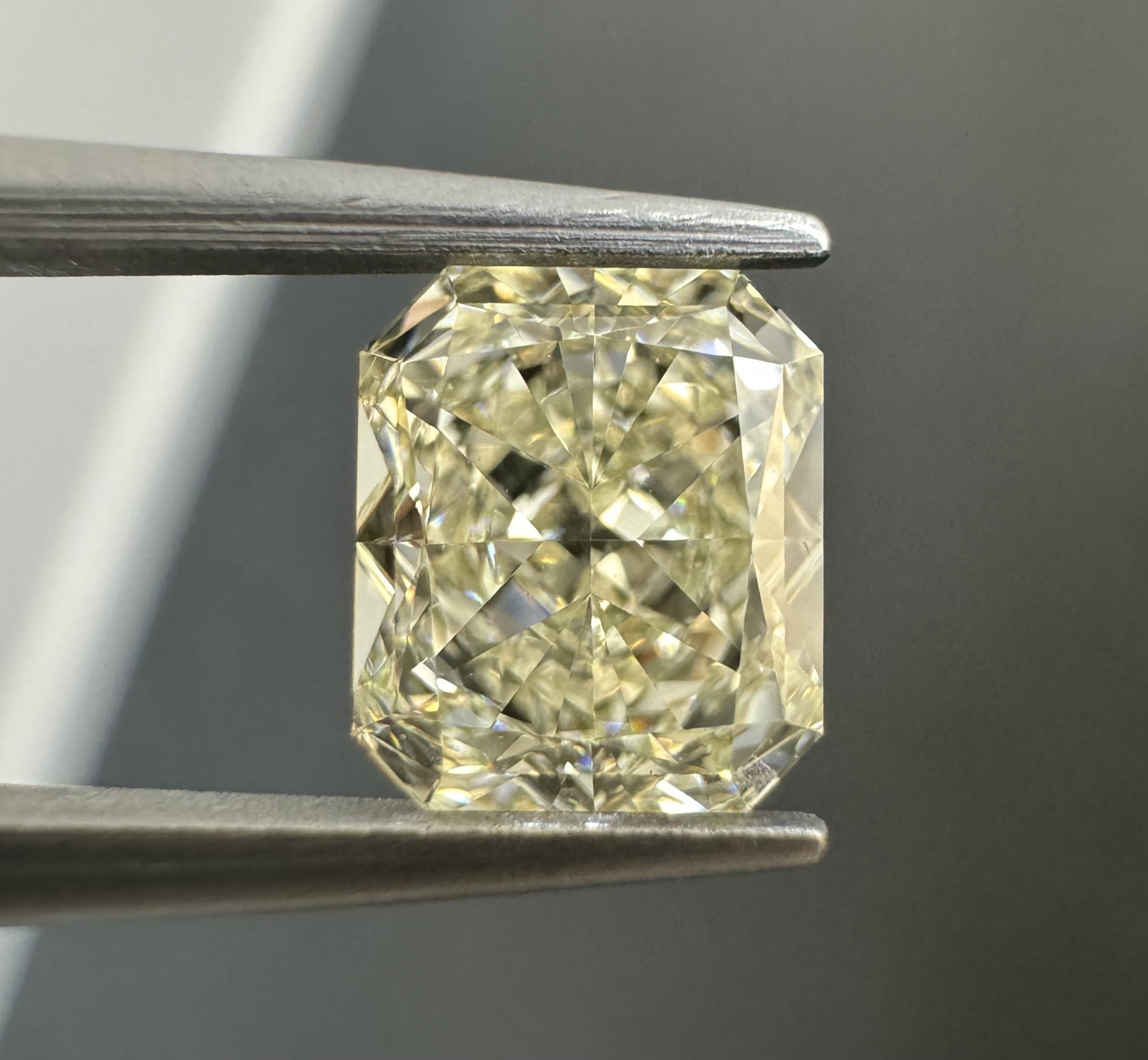 1.32ct Radiant SINGLE image 3 of 4